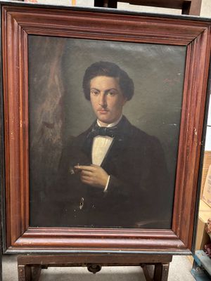 un vieux tableau représentant un homme en smoking tenant une cigarette