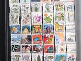 la photo d'un livre portant de nombreux timbres