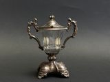 un vase en argent posé sur une table