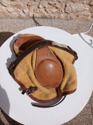 une assiette blanche recouverte d'un sac en papier brun et d'une paire de chaussures