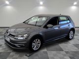 La Volkswagen Golf est garée dans une grande pièce au sol carrelé en damier.
