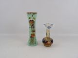 deux vases posés l'un à côté de l'autre sur une table