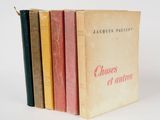 trois livres sont empilés sur une surface blanche