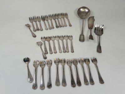 de nombreuses fourchettes et cuillères disposées sur la table