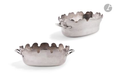 paire de bols plaqués argent sur fond blanc avec un fond blanc