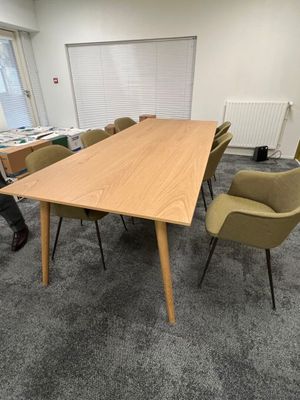 un homme assis à une table dans un bureau