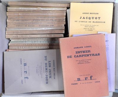 plusieurs livres superposés dans une boîte