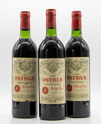 trois bouteilles de vin rouge posées côte à côte sur une table