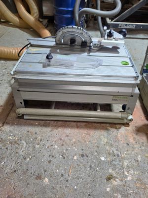 une machine posée sur le sol dans le garage