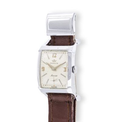 gros plan d'une montre-bracelet avec un bracelet en cuir marron
