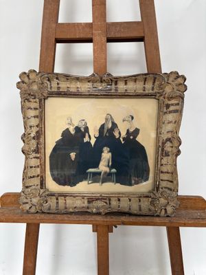 une vieille photo montrant un groupe de personnes assises sur un chevalet en bois