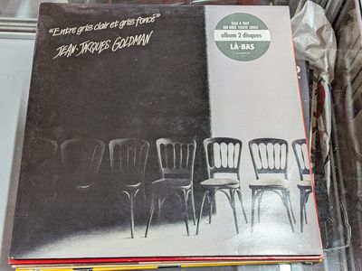 tout un tas de chaises posées sur une étagère