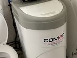 des toilettes blanches et un adoucisseur d'eau dans une salle de bains