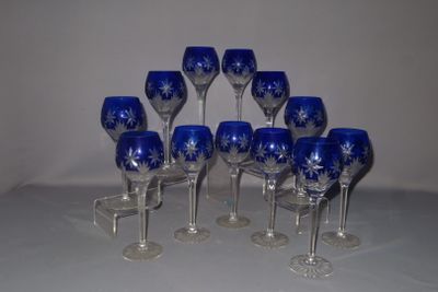 six verres à vin ornés de motifs bleus, posés sur une table
