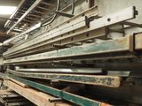 une grande quantité de bois d'œuvre dans un entrepôt