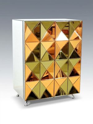 une photo d'une armoire recouverte de nombreux miroirs