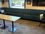 une pièce dans laquelle se trouvent un canapé, une table et des chaises