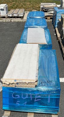 beaucoup de cartons qui traînent sur le parking