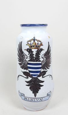 un vase orné d'un blason et d'une couronne