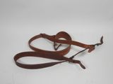 une paire de laisses en cuir marron sur fond blanc