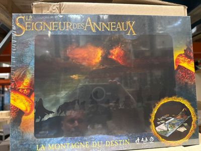 l'image d'une photo représentant une boîte sur laquelle figure la photo d'un homme à moto
