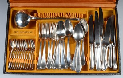 une boîte contenant de l'argenterie sur une table