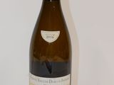 une bouteille de vin posée sur une table