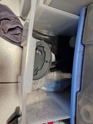 Petit meuble en PVC bleu et transparent, sur roulettes, à qu…