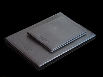 deux livres posés l'un sur l'autre sur une table