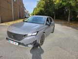 une voiture argentée garée sur le bord de la route