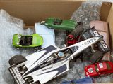 une boîte contenant tout un tas de petites voitures