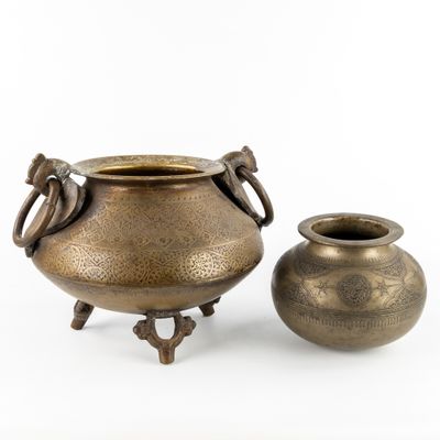 deux vases posés l'un à côté de l'autre sur une surface blanche