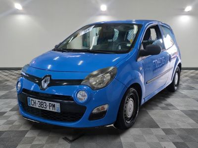la photo d'une voiture bleue garée dans un garage