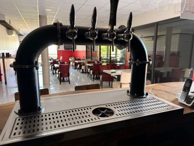 une photo d'un robinet à bière dans un restaurant