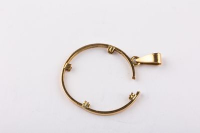 gros plan d'une bague en or sur une surface blanche