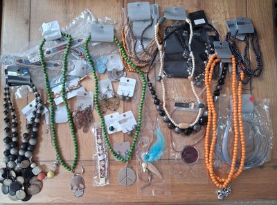 de nombreux colliers et bracelets différents disposés sur une table