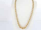 un collier à chaîne en or sur un mannequin mannequin mannequin mannequin mannequin mannequin mannequin mannequin mannequin mannequin