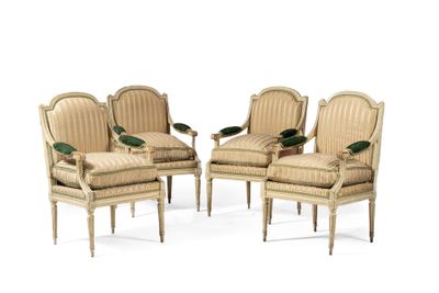 quatre chaises et une table dans une pièce sur fond blanc