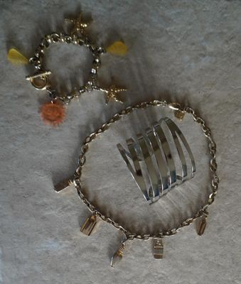 un collier orné d'une fourchette et un bracelet avec des breloques