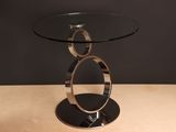 une photo d'une table en verre sur laquelle se trouvent deux bagues