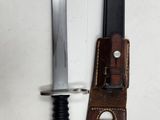 un couteau posé à côté d'un étui en cuir