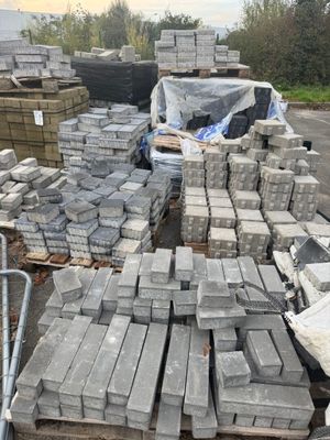 un tas de briques posé sur une palette dans un parking