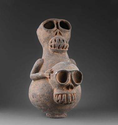 un gros plan d'un vase orné d'un crâne