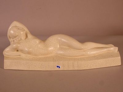 statue d'une femme allongée sur une plate-forme inclinée