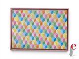 peinture abstraite représentant des cubes colorés, dans un cadre en bois accroché à un mur blanc