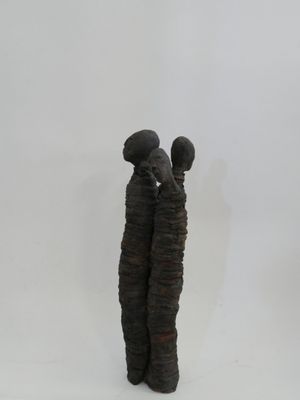 deux sculptures qui se trouvent l'une à côté de l'autre