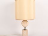 lampe de table beige avec un abat-jour beige sur fond blanc