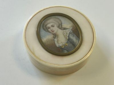 une boîte blanche sur laquelle figure l'image d'une femme