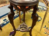 une table avec un plateau en verre
