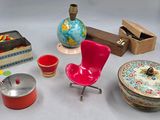 un grand nombre d'objets différents posés sur une table